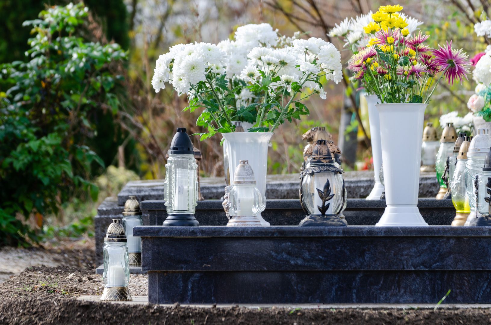 Dosyp do wazonu na cmentarzu. Kwiaty wytrzymają dużo dłużej