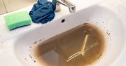 Wsyp do umywalki i zalej wrzątkiem. Domowa "płukanka" wyżre gnijące resztki