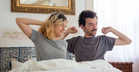 Powody, przez które dorosły człowiek śpi krócej. Eksperci wymieniają dwa