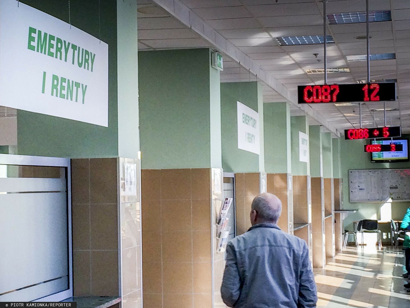 Reporter baza 2020-06-a
12.10.2016 Lodz. Zaklad Ubezpieczen Spolecznych przy ul. Zamenhofa w Lodzi N/z okienka ZUS w ktorych petenci zalatwiaja swoje sprawy dotyczace emerytur rent i zasilkow Fot. Piotr Kamionka/REPORTER
Piotr Kamionka/REPORTER