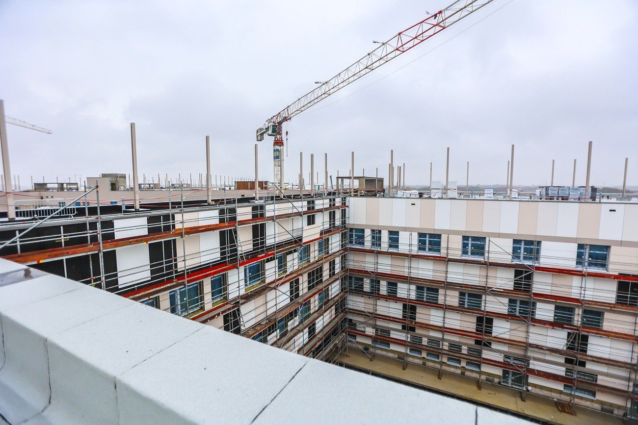 Na części elewacji widać już beżowo-brązowe panele.