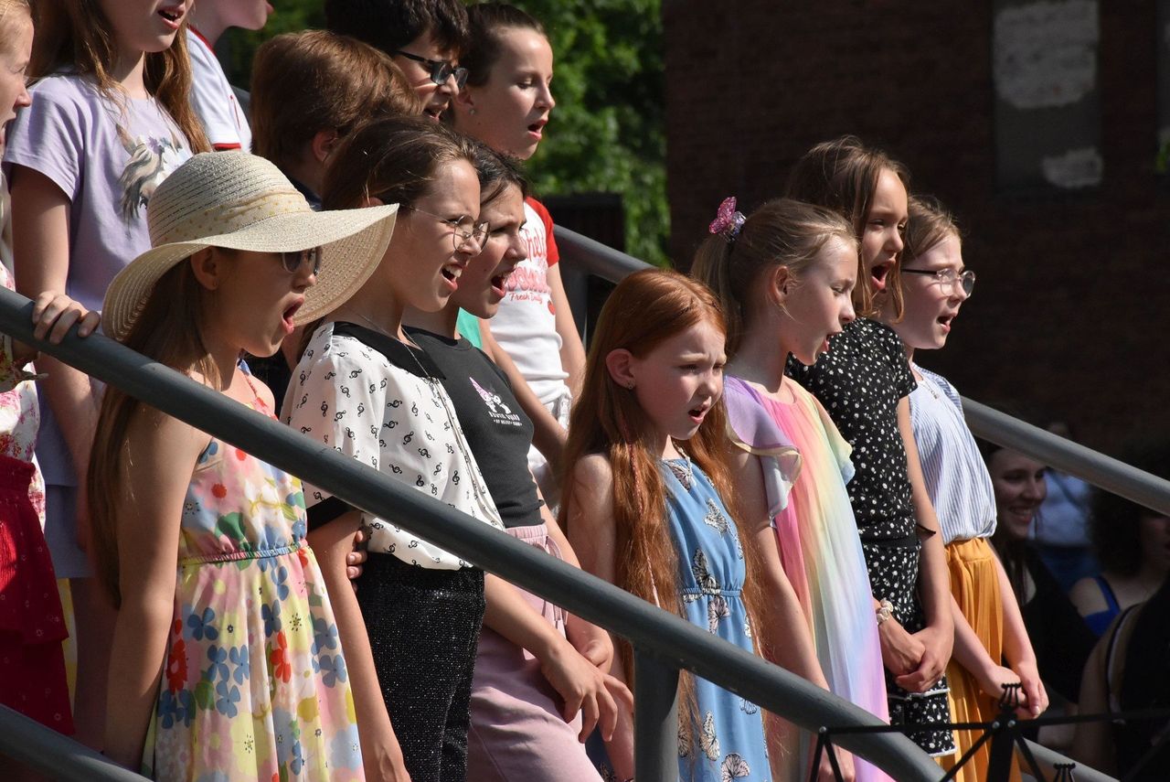 Koncert przed szkołą muzyczną w Malborku. Przechodnie mogli przystanąć i posłuchać