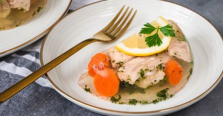 Na wigilijnym stole nie może zabraknąć tej ryby w galarecie. Każdy zajada ze smakiem