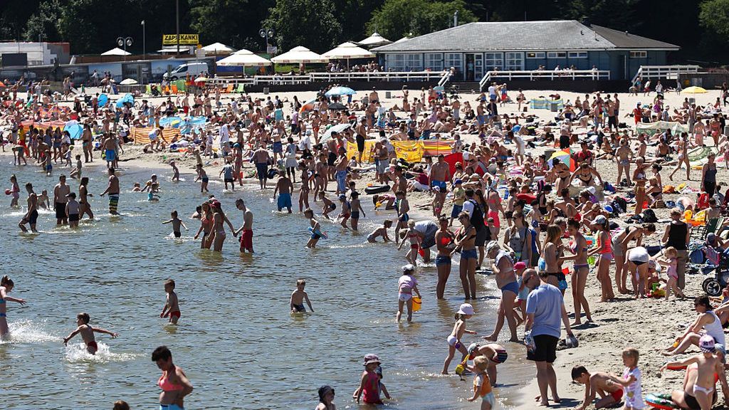 Tłumy na gdyńskiej plaży na początku lipca