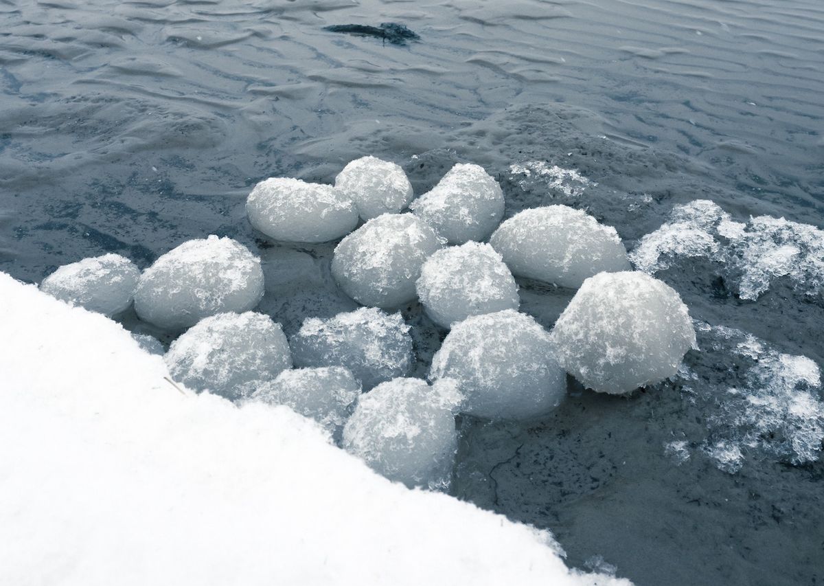 Lodowe kule tworzą się zimą nad Bałtykiem, gdy spełnionych jest kilka warunków
