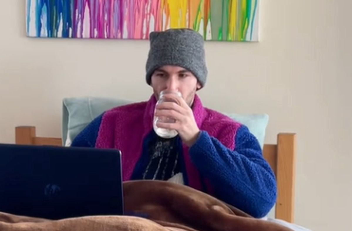 There is no insurance. When he is ill, he drinks hot water and wears a hat at home.