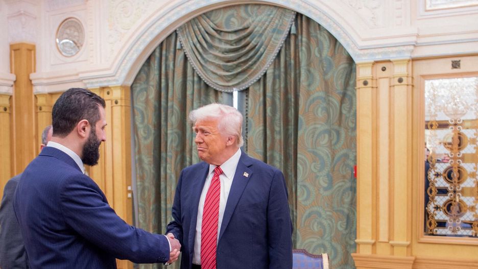 Donald Trump ściska dłoń prezydenta Syrii