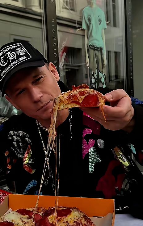 Bart Pniewski pozytywnie ocenił pizzę Książula