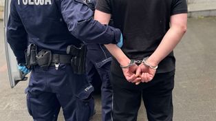 Nakleił na wiertarkę kod z rękawic roboczych. Był poszukiwany, a do tego miał amfetaminę