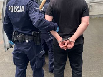 Nakleił na wiertarkę kod z rękawic roboczych. Był poszukiwany, a do tego miał amfetaminę