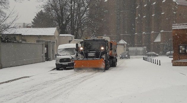 Wrocław. Akcja zima w mieście. Drogowcy walczą o bezpieczeństwo mieszkańców