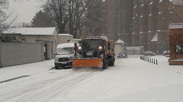 Wrocław. Akcja zima w mieście. Drogowcy walczą o bezpieczeństwo mieszkańców
