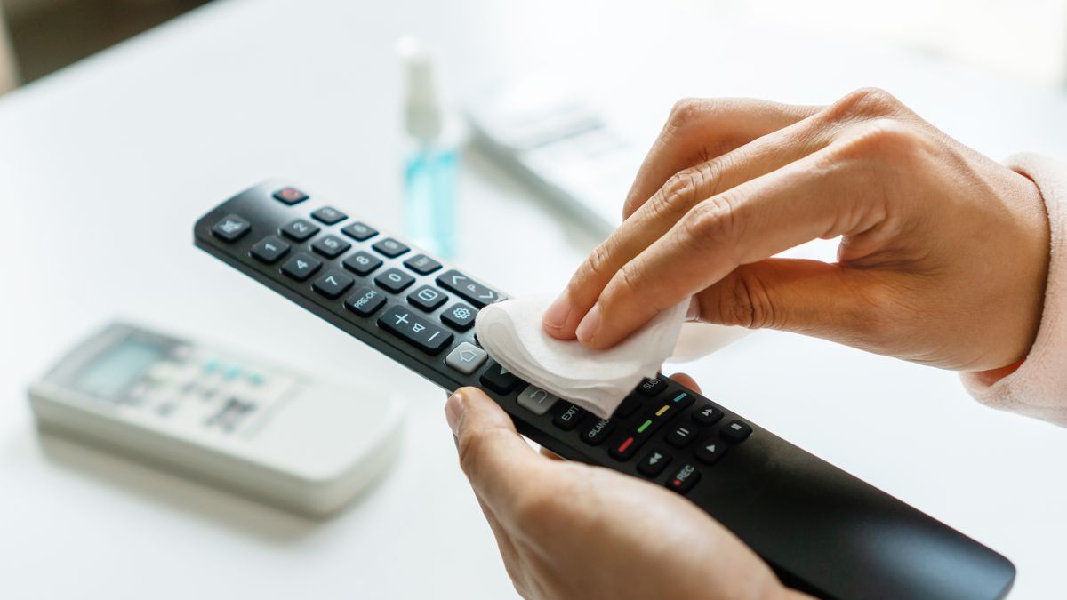 Jak wyczyścić pilot od telewizora?