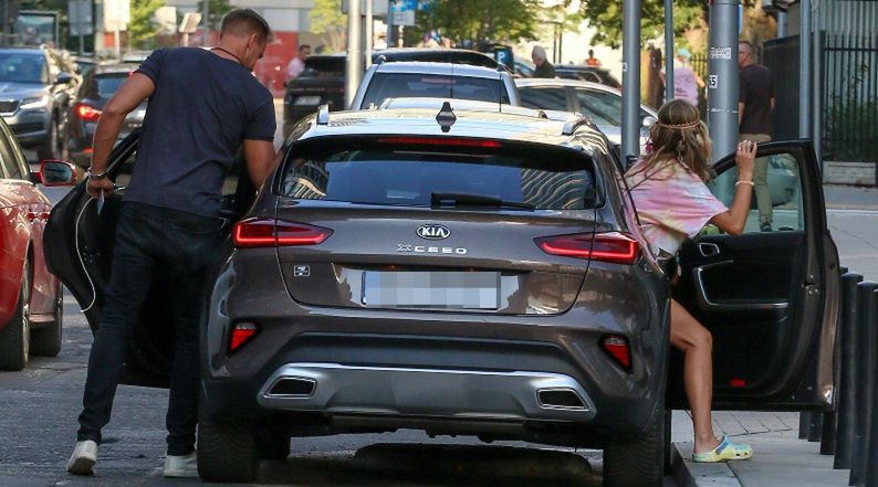 Marcelina Zawadzka z piórkami we włosach DŹWIGA SIATY wraz z ukochanym Maxem Gloecknerem