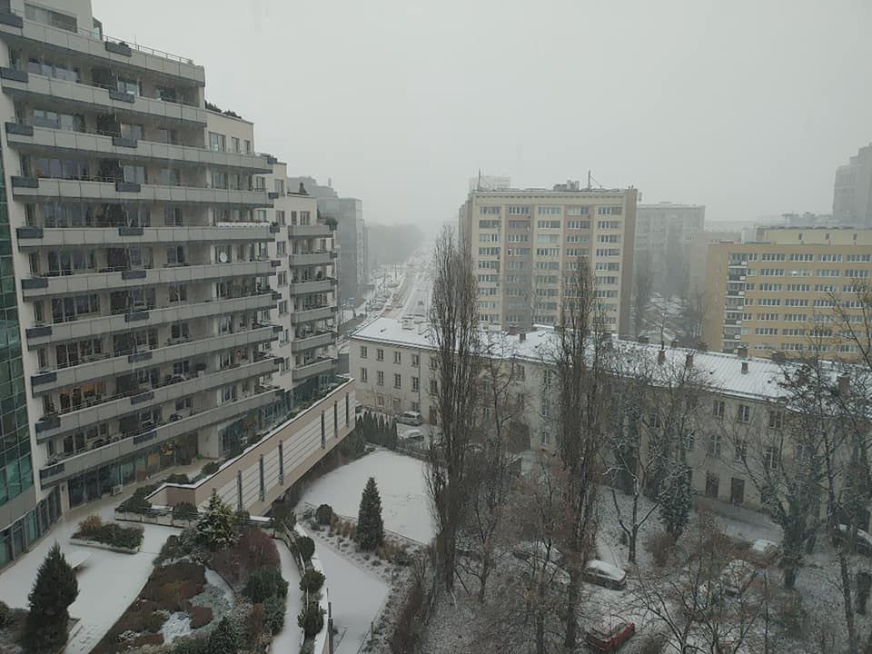 Warszawa. Sypnęło śniegiem w stolicy