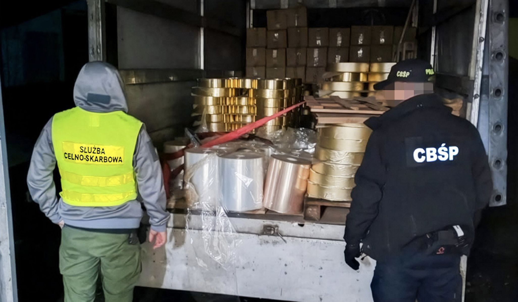 Służby zlikwidowały nielegalną fabrykę papierosów