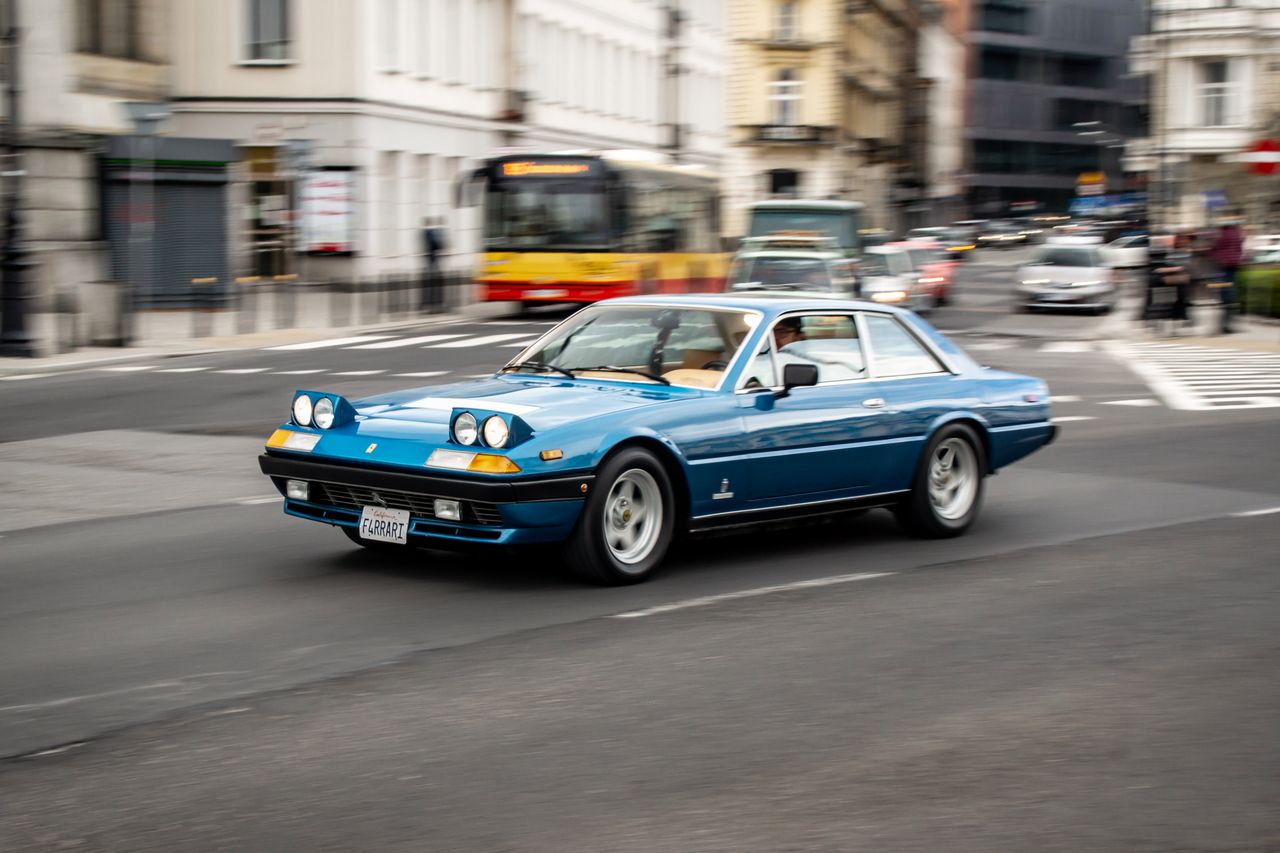 Klasyki na ulicach. Fotospot Youngtimer Warsaw sprawił, że piesi zapominali dokąd idą