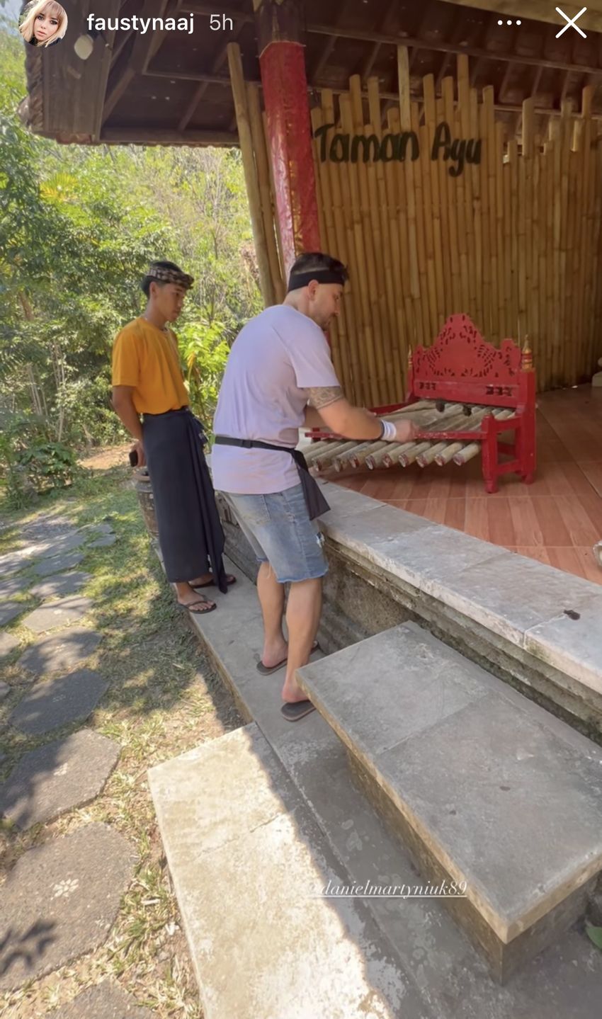 Daniel Martyniuk dał popis, grając na tradycyjnym balijskim instrumencie
