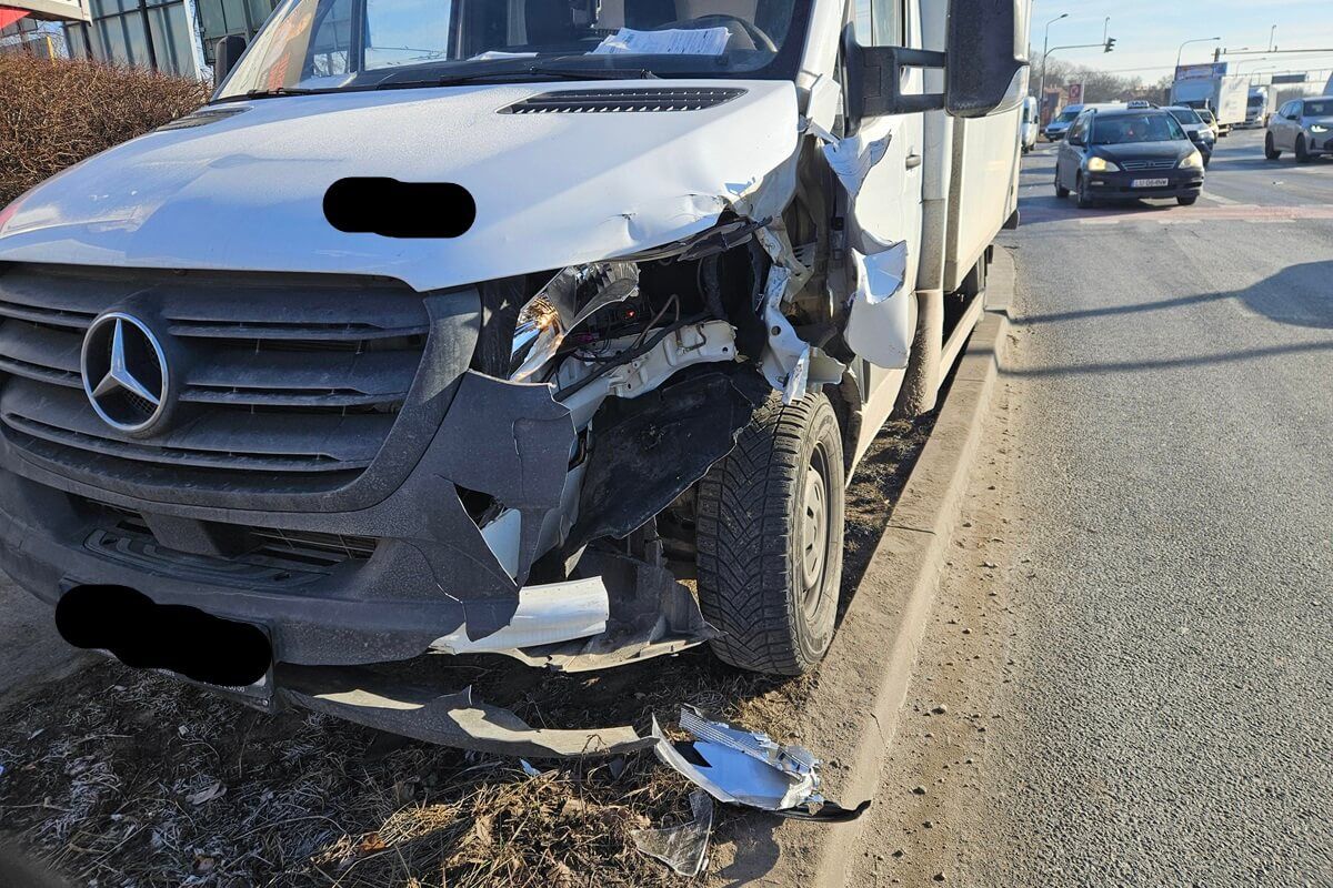Dostawczy mercedes uderzył w tył seata na a. Tysiąclecia w Lublinie
