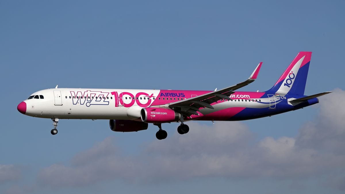 Aircrafts In FlightAirbus A321-231, from Wizz Air (100 Livery) company, getting ready to land at Barcelona airport, in Barcelona on 10th february 2022.  -- (Photo by Urbanandsport/NurPhoto via Getty Images)NurPhotoaircraft, aeroplane, aeronautics, airbus a321-231, wizz air (100 livery), barcelona airport, aeroport barcelona-el prat, urbanandsport, nurphoto