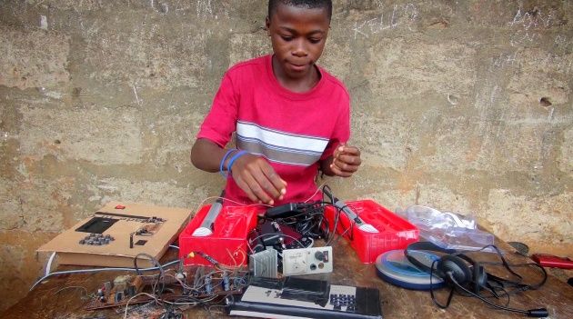 Kelvin Doe: wynalazca geniusz ze Sierra Leone tworzy akumulator ze śmiecii