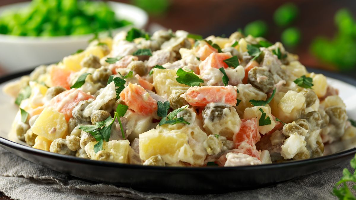 W składzie oryginalnej sałatki było kilka rodzajów mięsa