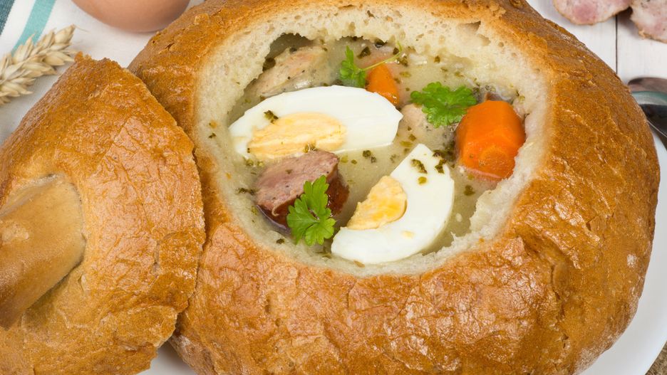 Przepis na wielkanocny żur w chlebie. Smakuje wyśmienicie