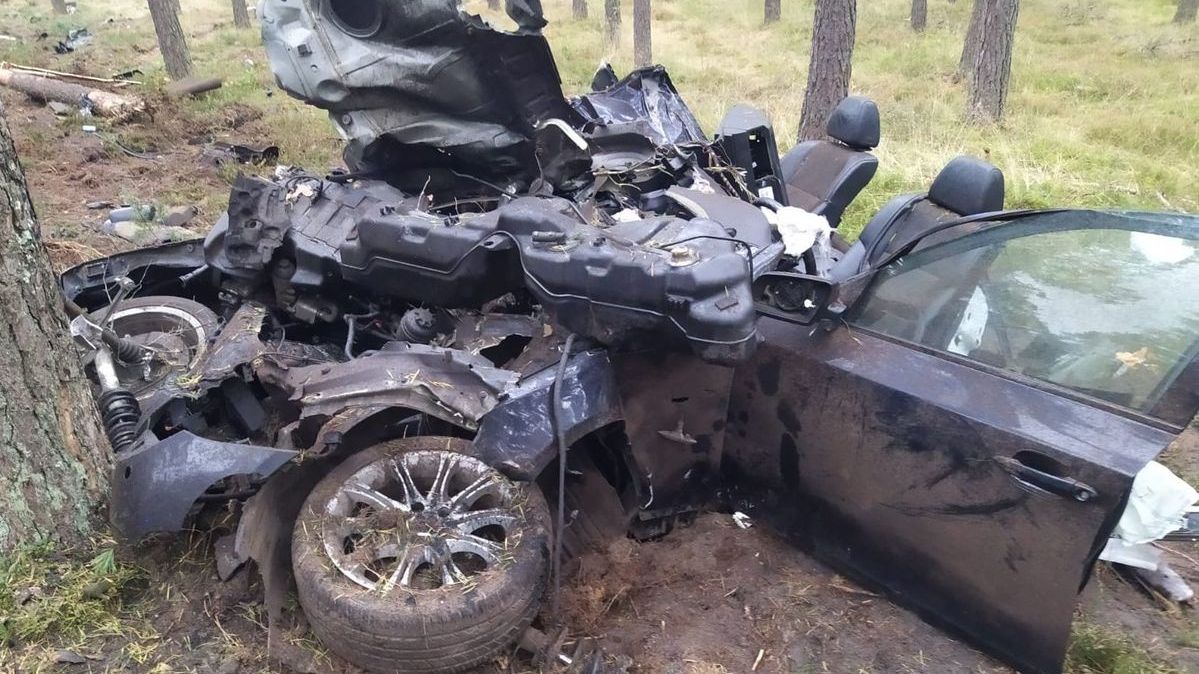 BMW roztrzaskane na drzewach w lesie