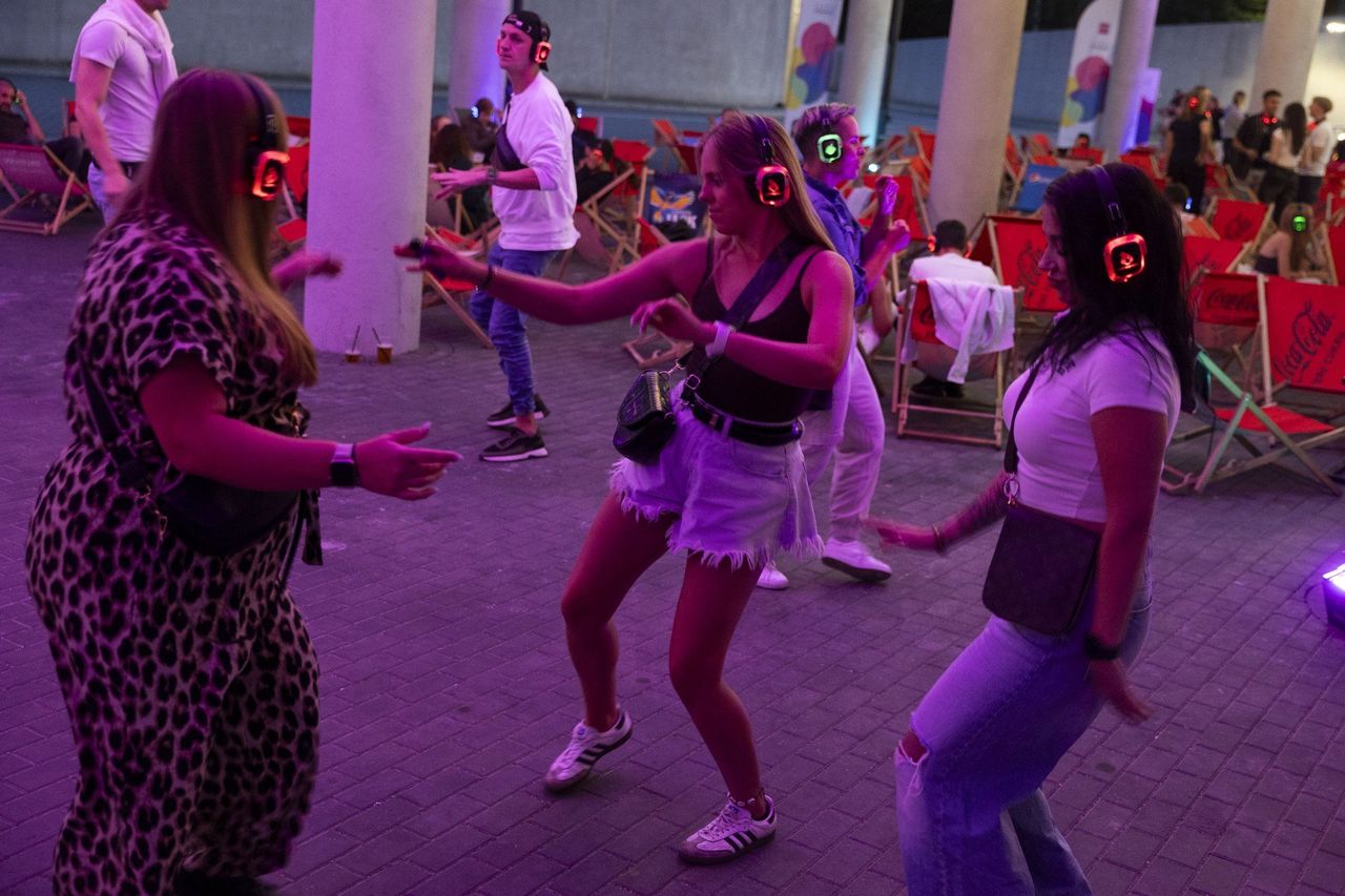 Kraków: Tańczą z muzyką w słuchawkach. Silent Disco przy Tauron Arenie
