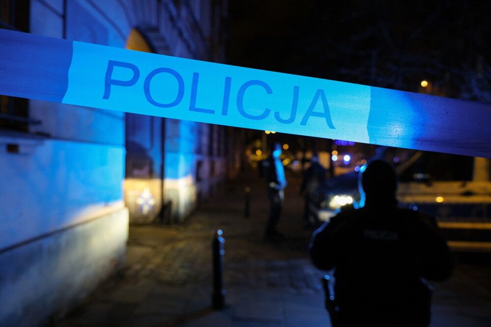 policja
Warszawa, 23.11.2024. Policja przed budynkiem przy ul. In�ynierskiej 6 na warszawskiej Pradze, 23 bm. Podczas zatrzymania agresywnego m�czyzny z maczet� jeden z funkcjonariuszy u�y� broni s�u�bowej na skutek czego ranny zosta� inny policjant. Funkcjonariusz zmar� w szpitalu. (jm) PAP/Pawe� Supernak ***Do tego materia�u zdj�ciowego dost�pna jest r�wnie� depesza w systemie CSI, pt.: Warszawa/ Zmar� policjant postrzelony podczas interwencji (aktl.)***
Pawe� Supernak
bro� palna, In�ynierska, Nowa, policja, postrzelenie, Praga, zmar� zmar�y