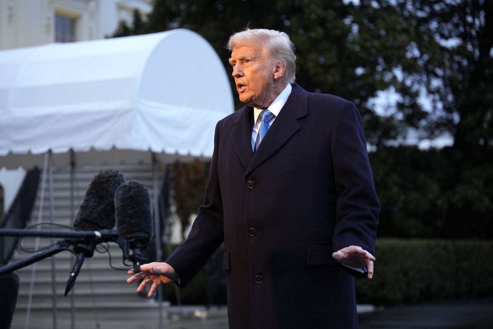 US President Donald Trump talks to the media as he departs from the South Lawn of the White House in Washington, DC, USA, 31 January 2025, en route to Palm Beach, Florida. EPA/YURI GRIPAS / POOL Dostawca: PAP/EPA.