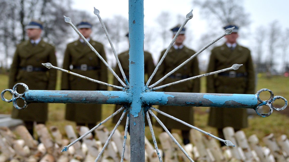 Pogrzeb szczątków 27 żołnierzy Wojska Polskiego na cmentarzu w M
