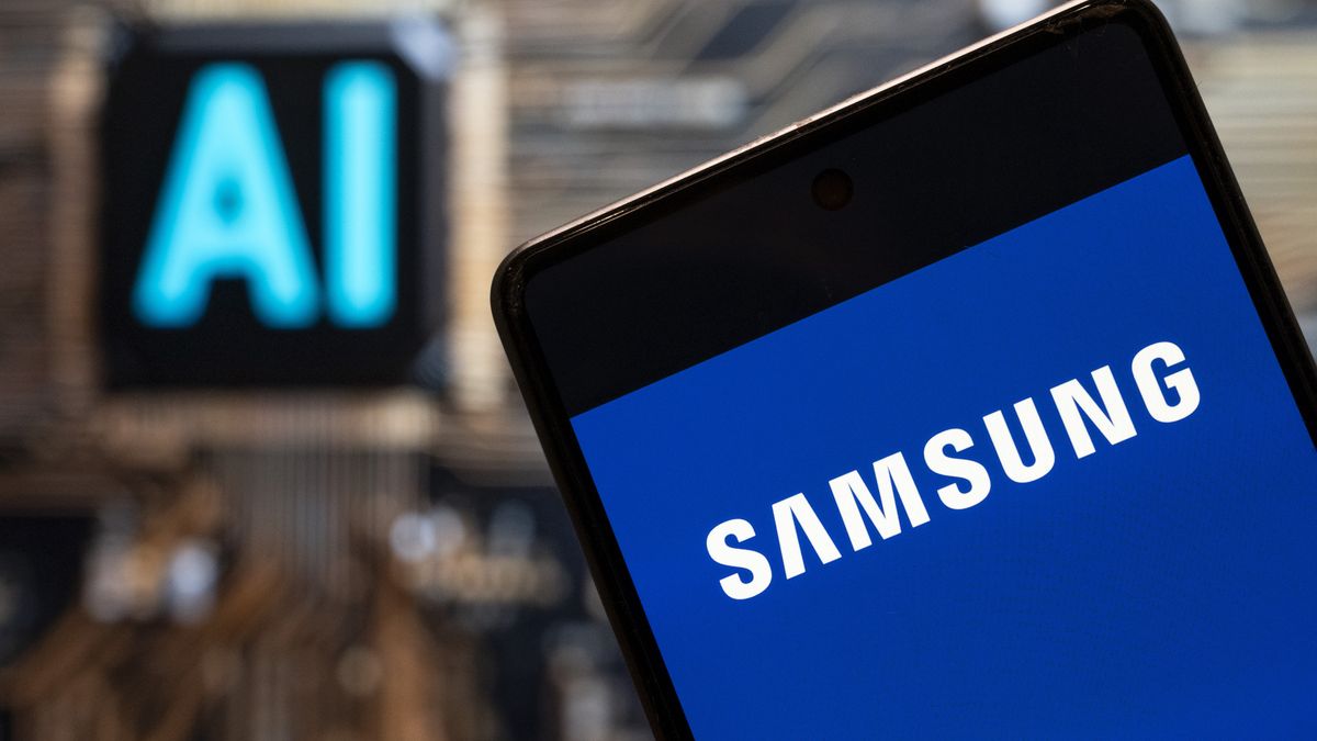 CHINA - 2023/11/03: In this photo illustration, the South Korean multinational electronics conglomerate Samsung logo seen displayed on a smartphone with an Artificial intelligence (AI) chip and symbol in the background. (Photo Illustration by Budrul Chukrut/SOPA Images/LightRocket via Getty Images)