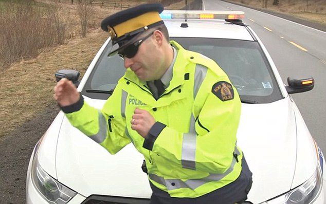 Policja przestrzega przed łamaniem przepisów. Nakręcili teledysk