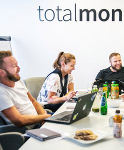 Czy da się oszczędzać, pożyczając pieniądze?