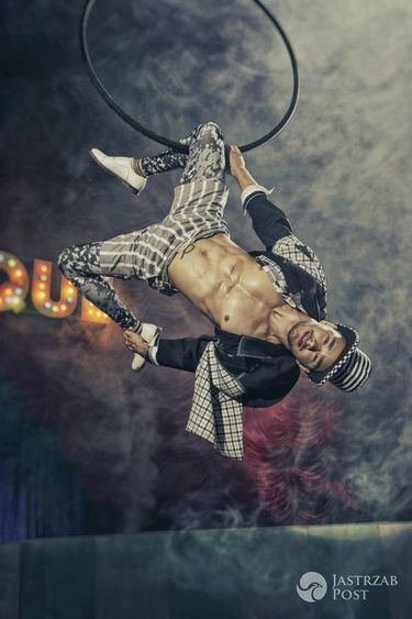 Adam Niedźwiedź z Top Model 6 - sesja w cyrku