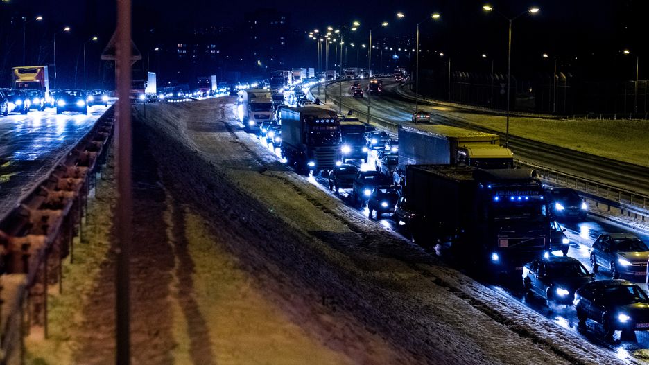 Marznący deszcz i mżawka pokryły drogi warstewką lodu
