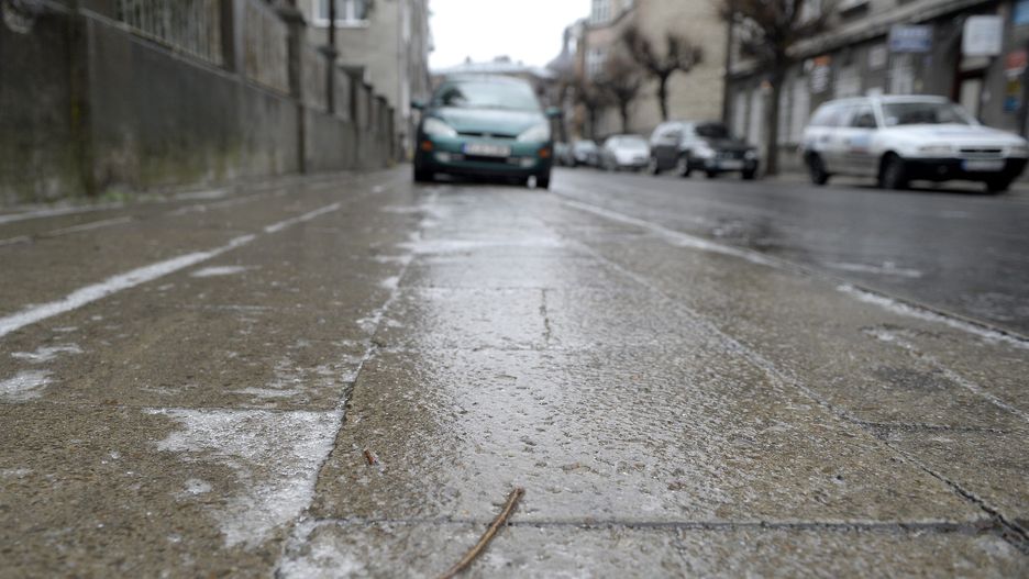 Kierowcy powinni szczególnie uważać na drogach.