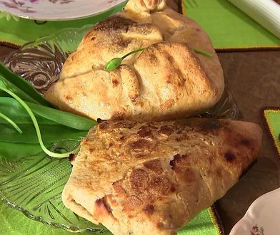 Drożdżowy placek z mięsem i czosnkiem niedźwiedzim