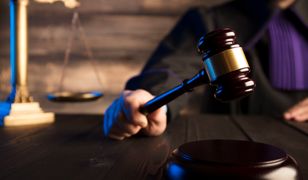 Lublin. Pijany sędzia w stanie spoczynku z opuszczonymi spodniami. Nie był w stanie utrzymać się na nogach