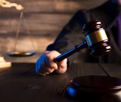 Lublin. Pijany sędzia w stanie spoczynku z opuszczonymi spodniami. Nie był w stanie utrzymać się na nogach