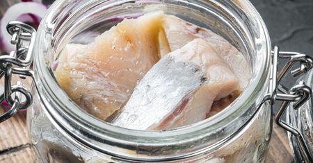 Polacy jedzą te ryby na kilogramy. Prosta droga do problemów żołądkowych