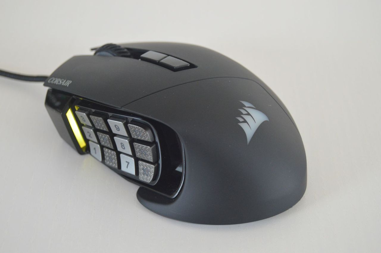 Corsair Scimitar Pro, mysz z 17 przyciskami