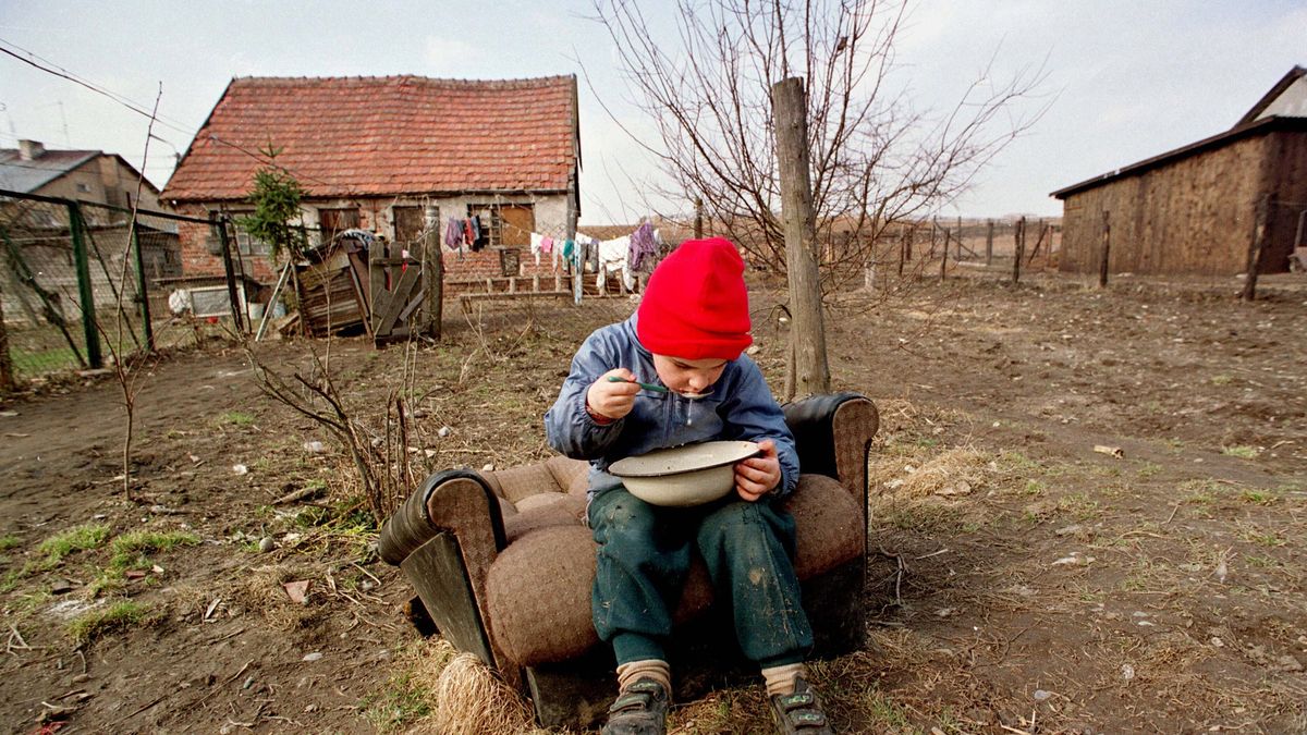Dzięki 500+ ubóstwo miało spadać, tymczasem wzrosło - skrajnie biednych dzieci przybyło 
