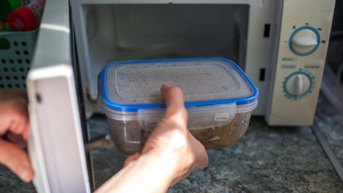 Od butelki po mikroplastik w organizmie. Tani materiał, który kosztuje nas miliardy i zdrowie