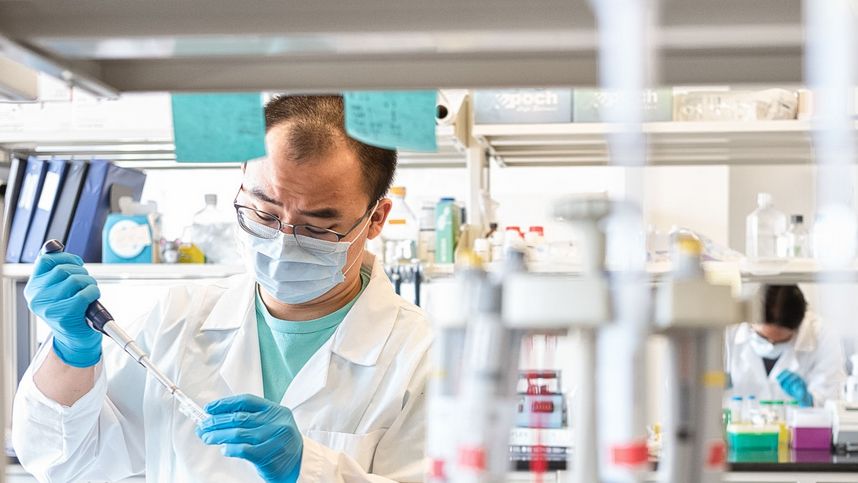 NaOH, czyli wodorotlenek sodu, bywa nazywany również sodą żrącą lub sodą kaustyczną. Jest związkiem nieorganicznym zaliczanym do grupy zasad.