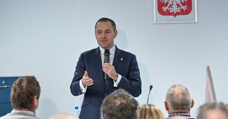 PiS powinno zrezygnować z Nawrockiego? Jest nowy sondaż