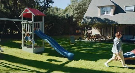 Absorbująca zabawa z maluchami w reklamie Castoramy (wideo)