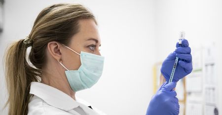 COVID-19. Nowe wyniki badań dot. szczepień. Naukowcy mają dobre wiadomości