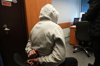 57-latek w rękach "łowców głów". W tle aplikacja FBI